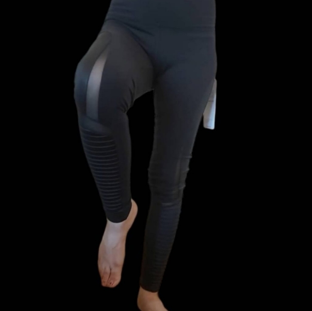 Alo Black Leggings ALO Yoga Terra leggings .Brand Alo Retail sum 17 .Style . W